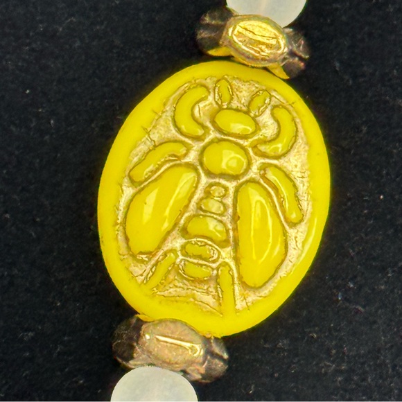 Butterfly’s, Bees & Flowers Stone & Glass Yellow & Gold Jewelry Set. - Picture 6 of 10